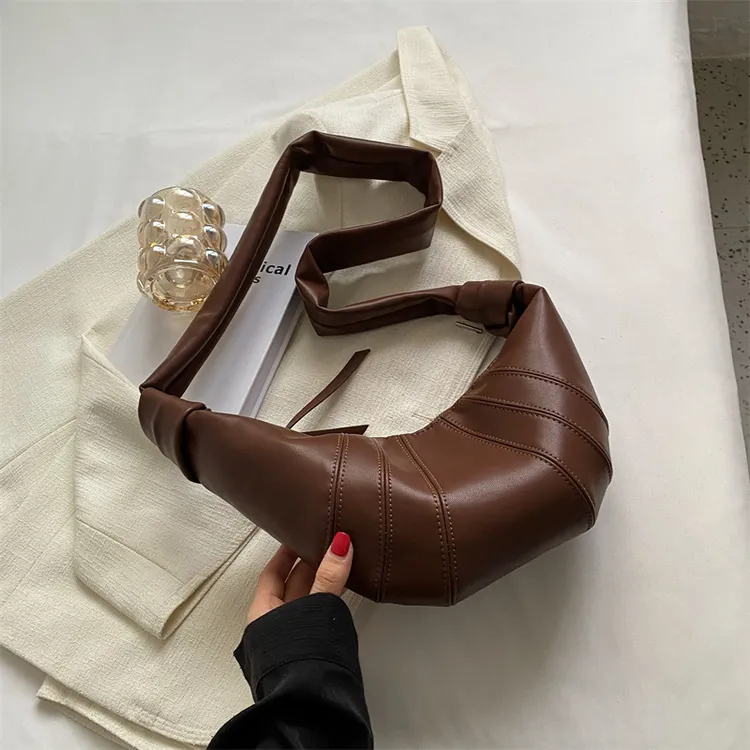 法国设计牛角包女秋冬高级质感可颂包斜挎包女学生饺子包包上班