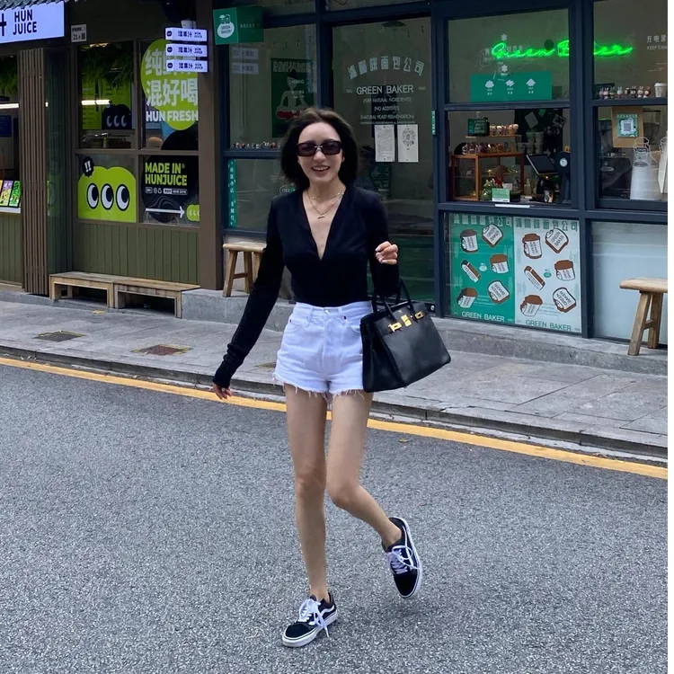 黑色长袖t恤女设计感小众修身显瘦百搭内搭纯色v领针织打底衫春秋