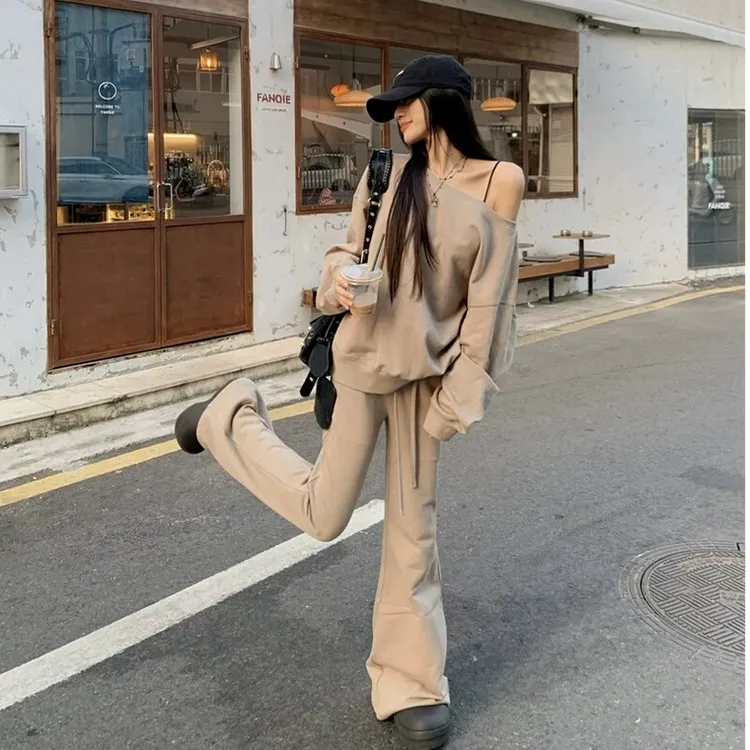 斜肩长袖卫衣女早秋穿搭时尚套装卡其色高腰休闲微喇叭长裤两件套