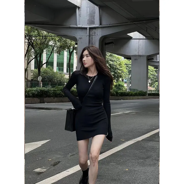 2025秋季薄款纯欲辣妹风时尚修身显瘦气质连衣裙女小众收腰包臀裙