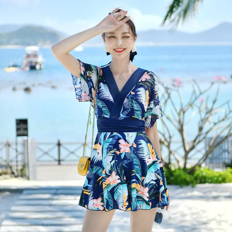 连体宽松女裙式大码保守胖mm180斤遮肚显瘦温泉仙女范ins钢托遮肉