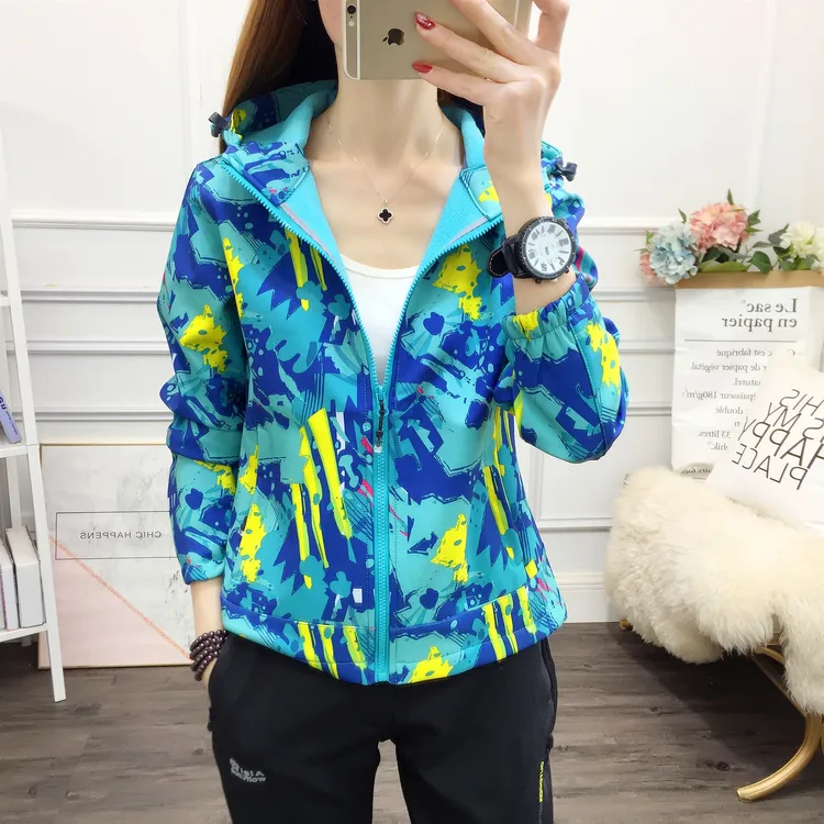 秋冬季户外加绒软壳衣女加绒保暖防风防水连帽迷彩运动女士冲锋衣