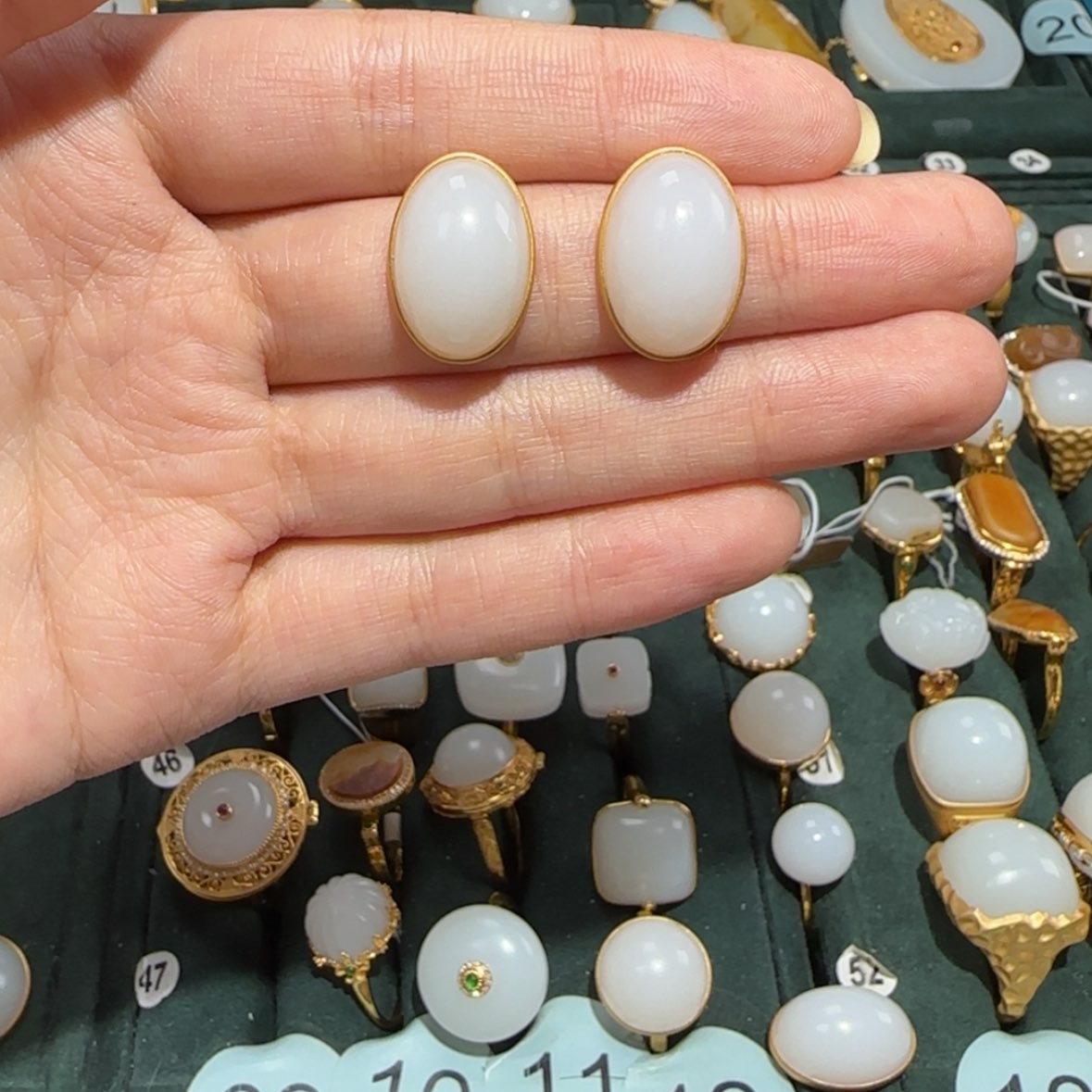 【闪购商品】和田玉耳钉18K金镶嵌月*球