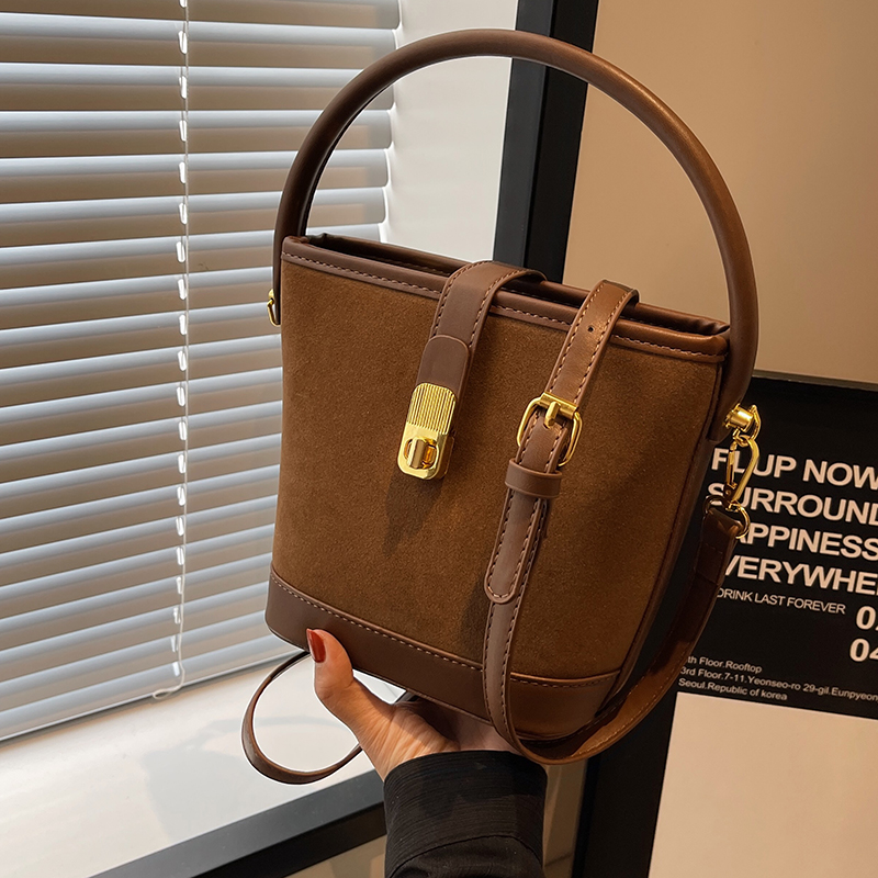 佐猫今年流行小包包女款爆款2025新款斜挎包高级大容量手提水桶包