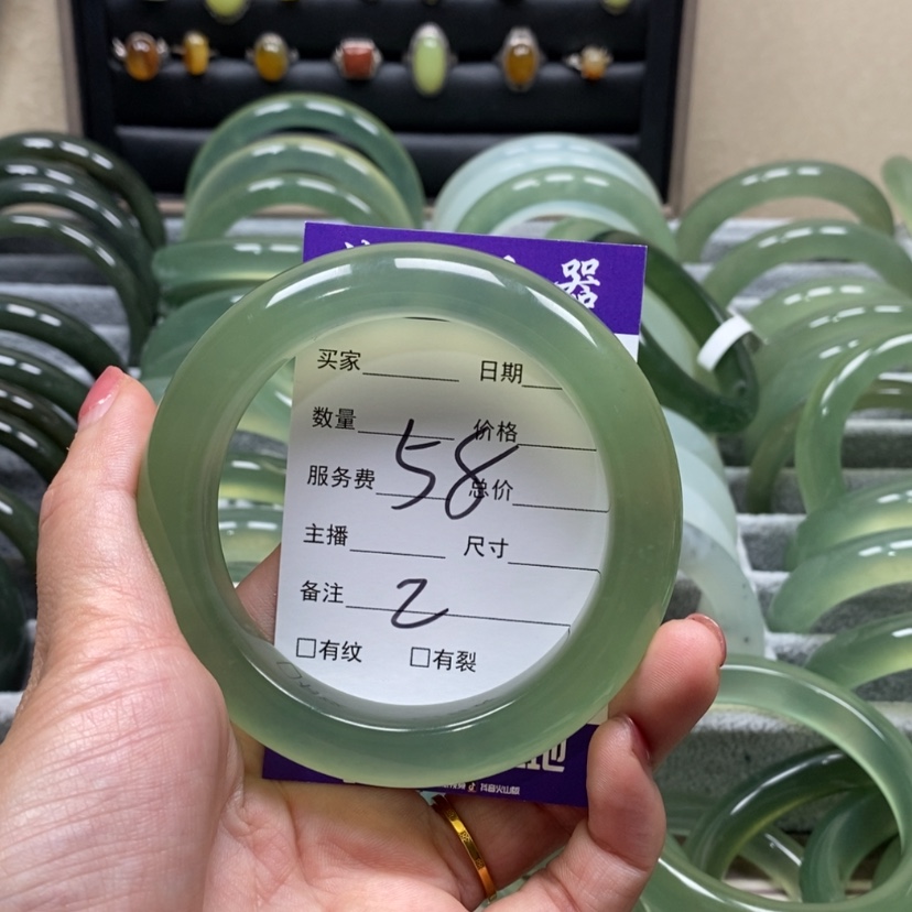 【闪购商品】蛇纹石玉手镯未镶嵌憶*。