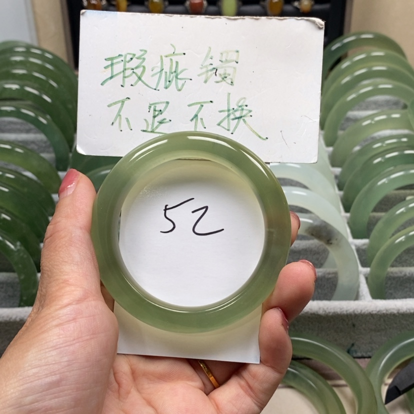 【闪购商品】蛇纹石玉手镯未镶嵌君*呀