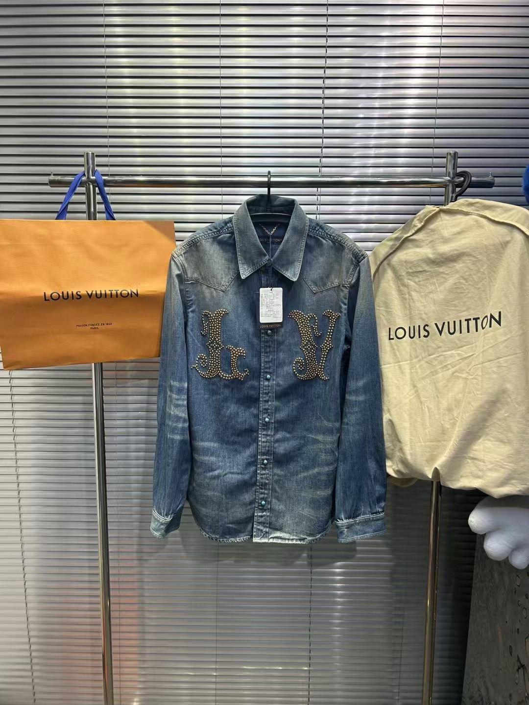 Louis Vuitton24fw爆款铆钉字母牛仔衬衫 L码/全新/平台14989