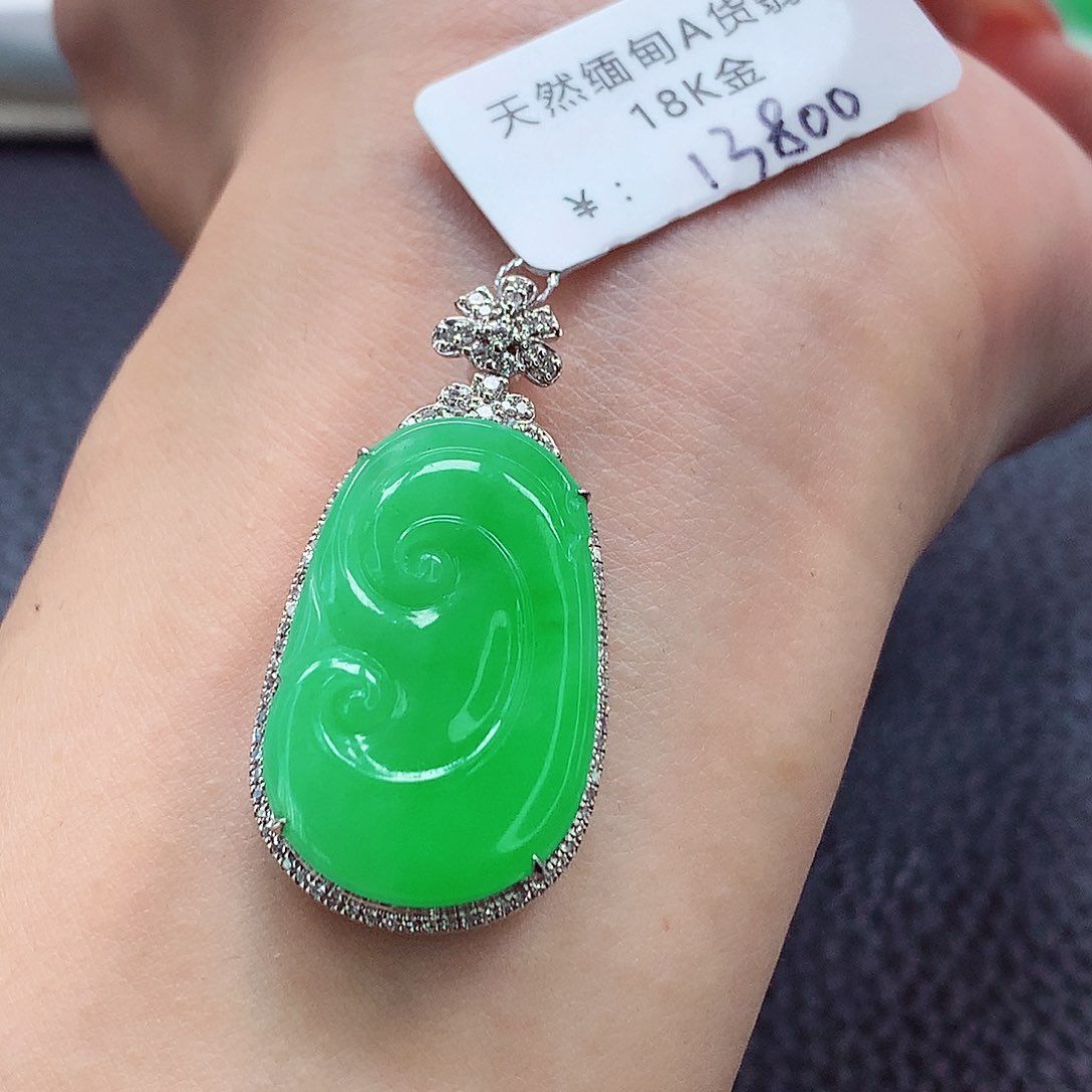 翡翠吊坠(不含链)18K金镶嵌正阳绿 万事如意