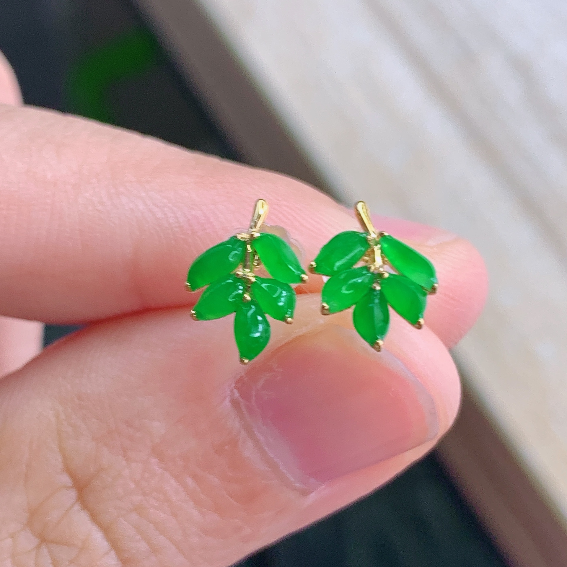 天然缅甸A货翡翠阳绿镶嵌18k金随形耳钉冰阳绿