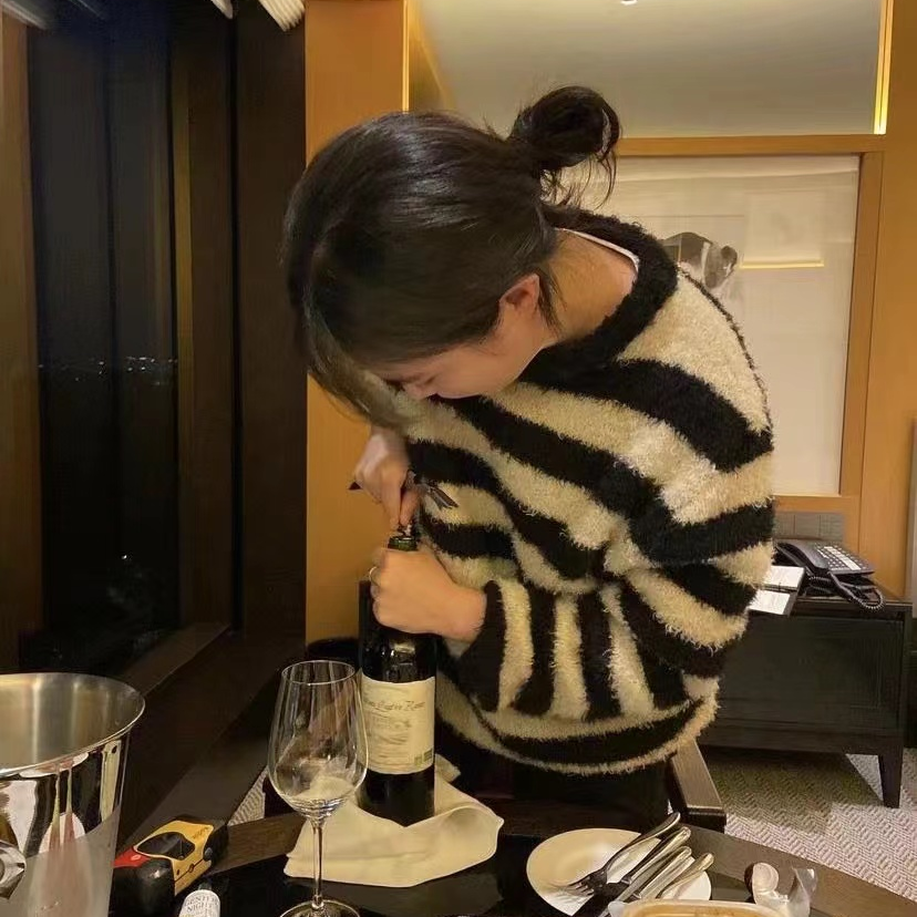 2025新款毛衣TT的花花市集女士藏青上衣