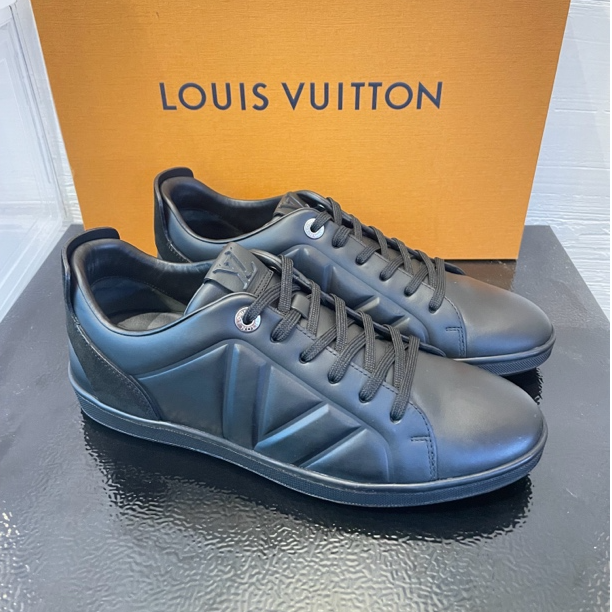 99新 LouisVuitton/路易威登 黑色大V浮雕经典板鞋 39码