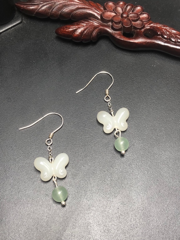 天然和田玉白玉蝴蝶耳饰