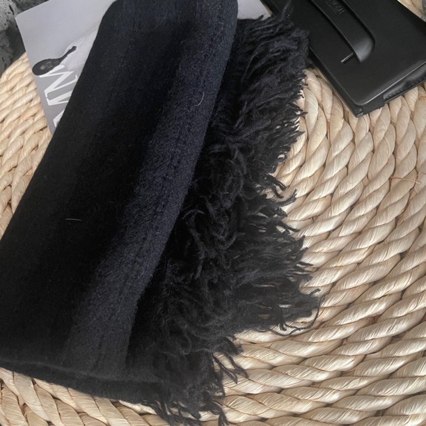 YJ2024福利 （不退换）时尚经典慵懒护颈镂空带穗长巾