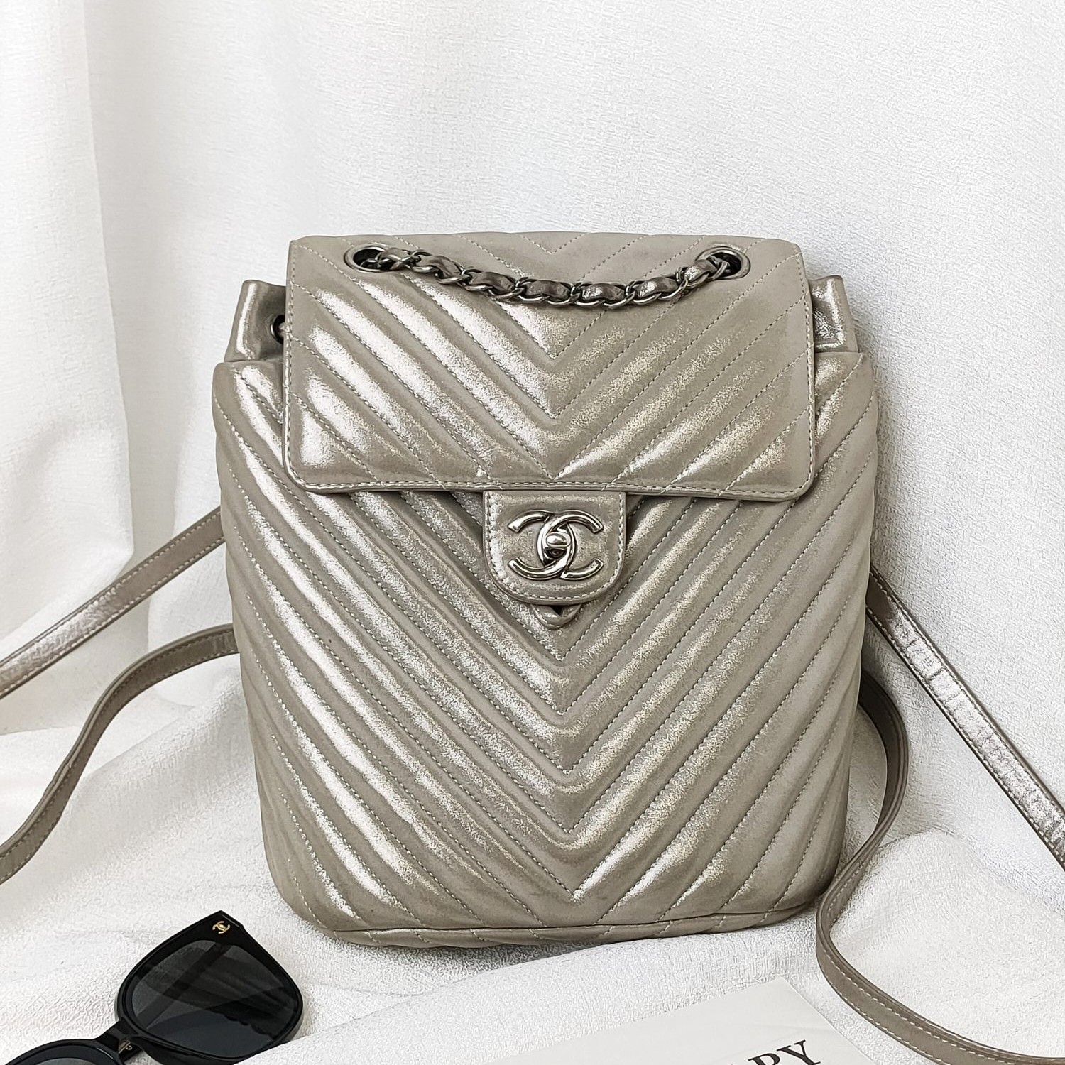 95新 Chanel/香奈儿 Azul中古-CHANEL银色珠光V纹小号双肩包21192