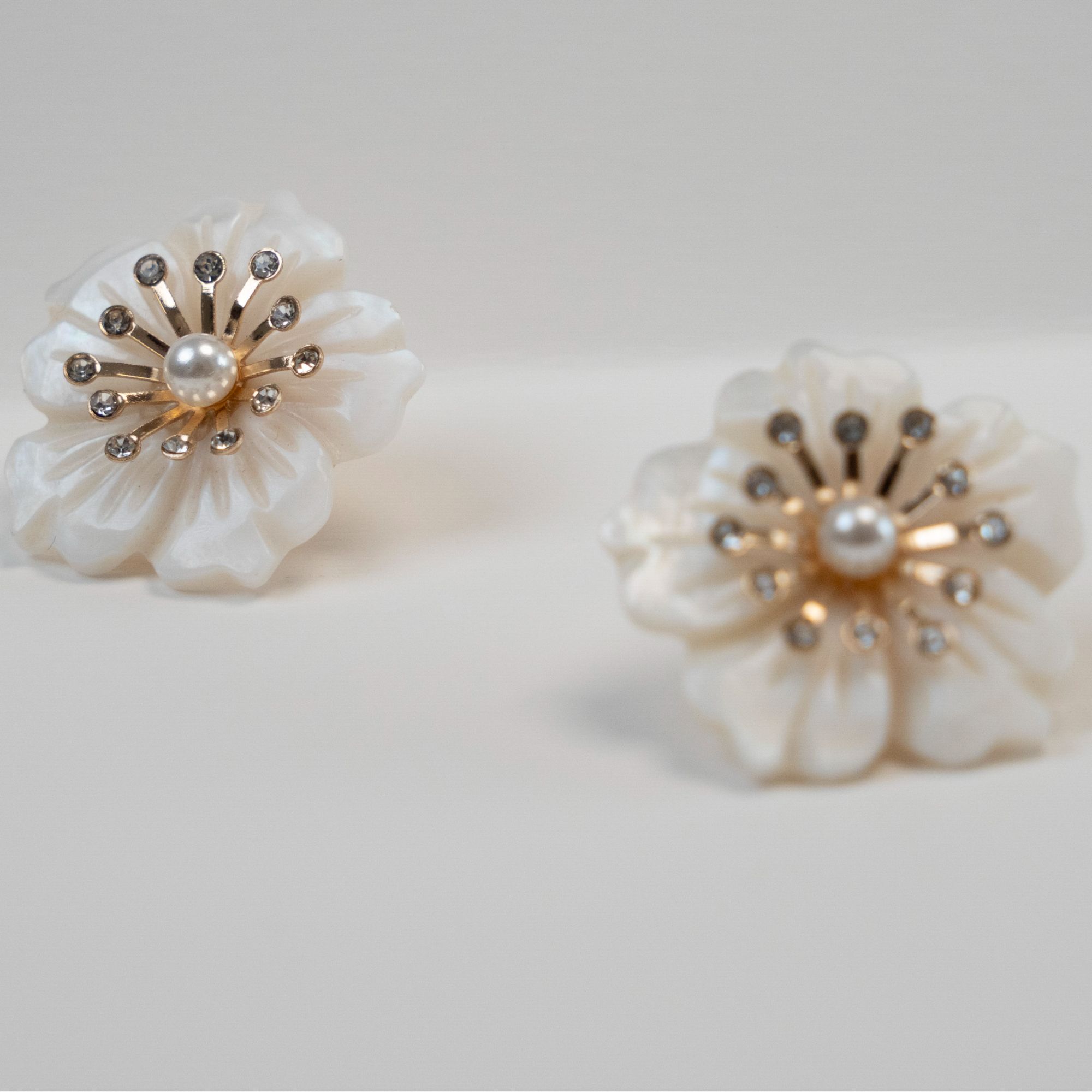 铜合金贝壳耳饰 法式优雅气质小花耳钉