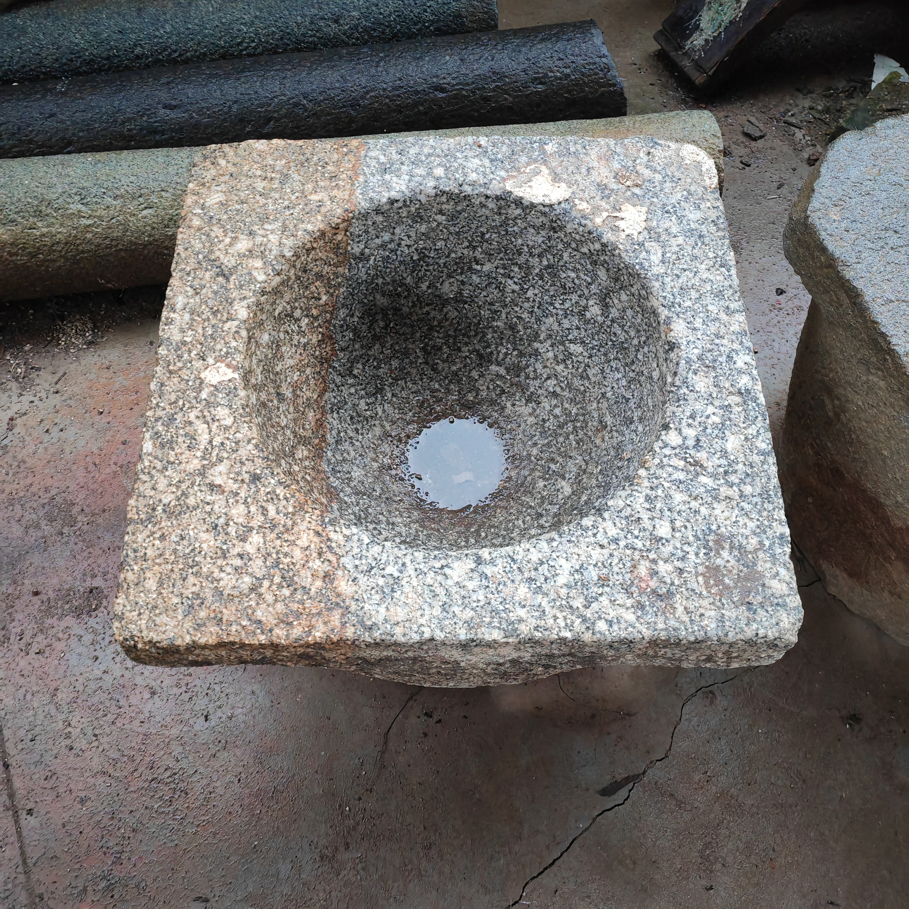 清正方形大石臼。上面平面对平面大47公分。上面角对角大65公分。