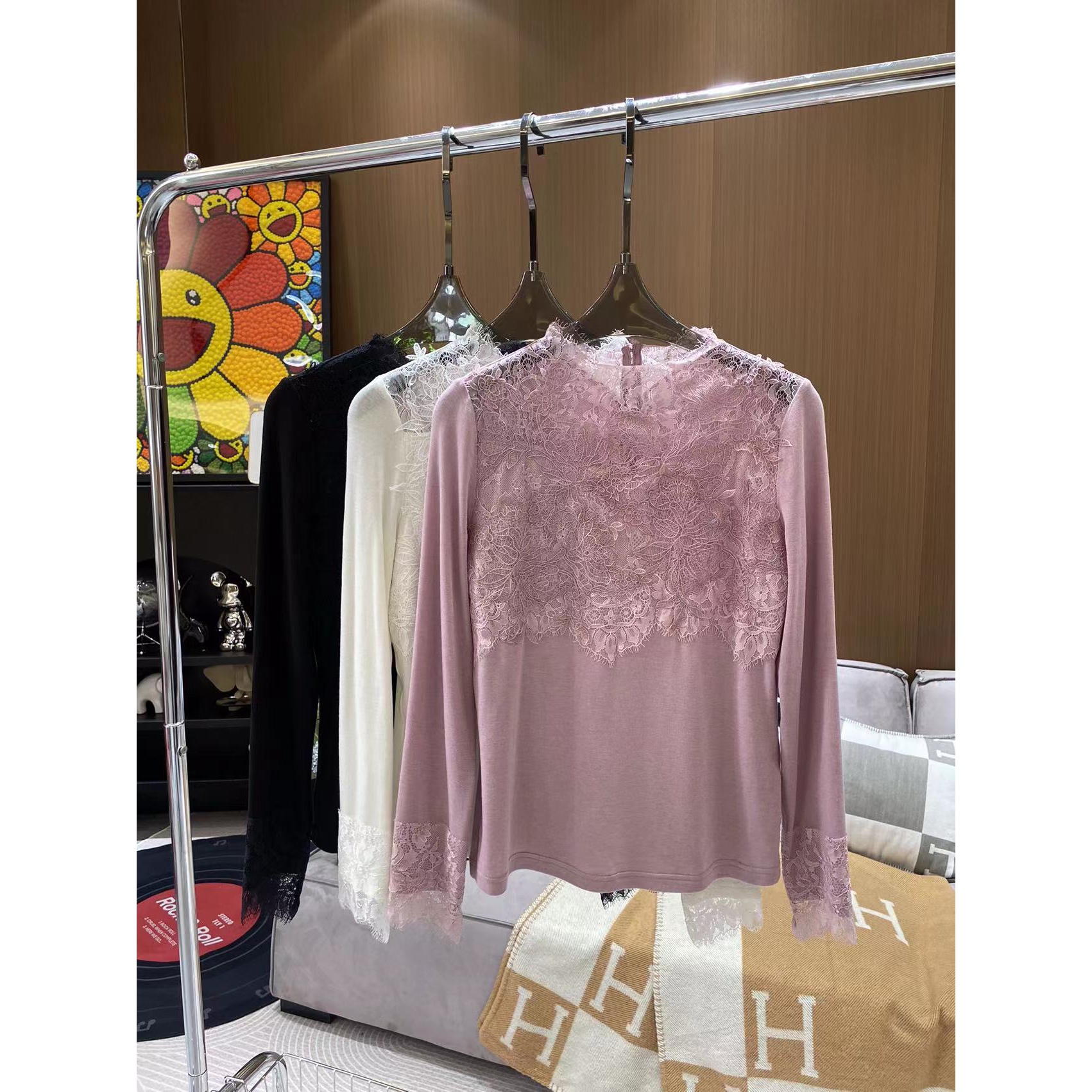 《CHUN》蕾丝花纹刺绣上衣