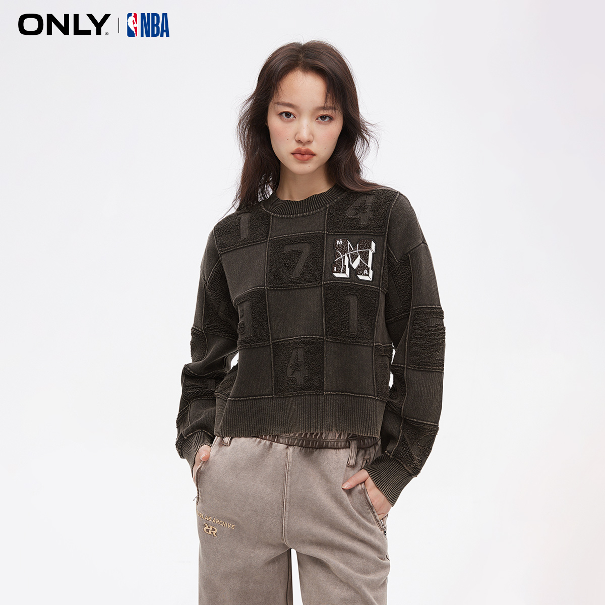 【NBA联名】ONLY秋季做旧落肩长袖针织衫女休闲洋气衣服女124113022
