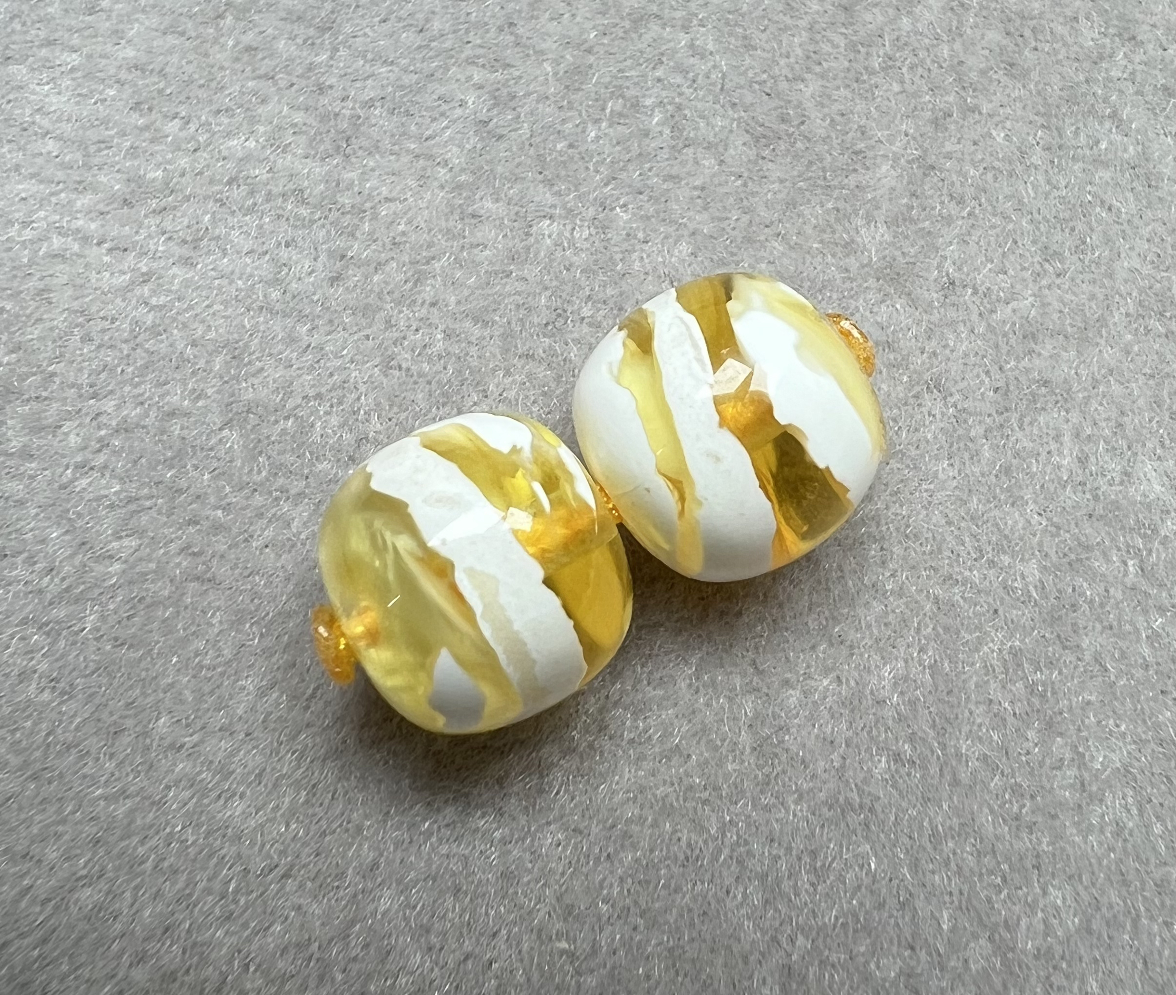 金漆白同料精工蜜蜡对珠，金白分明纹路妖娆，尺寸：10*9