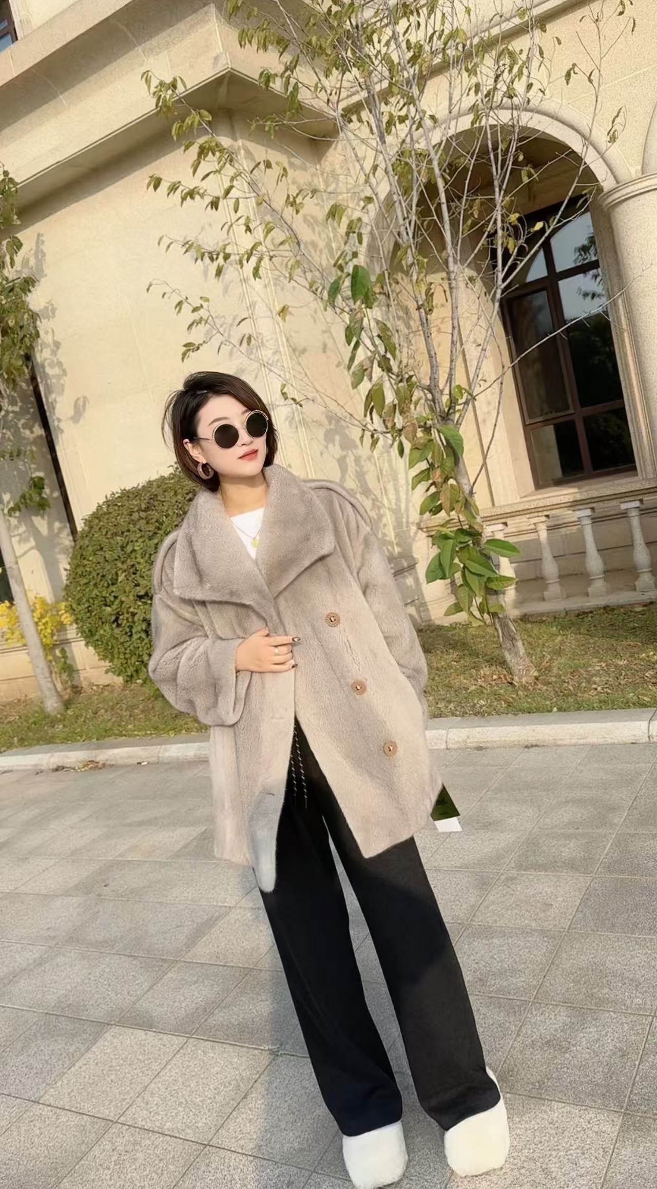 【木槿之语】设计师可立大翻领显瘦进口紫标天鹅绒母貂新款外套