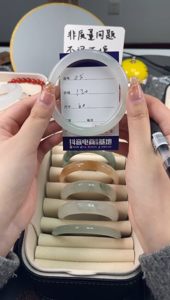 【闪购商品】石英质玉手镯未镶嵌天山翠