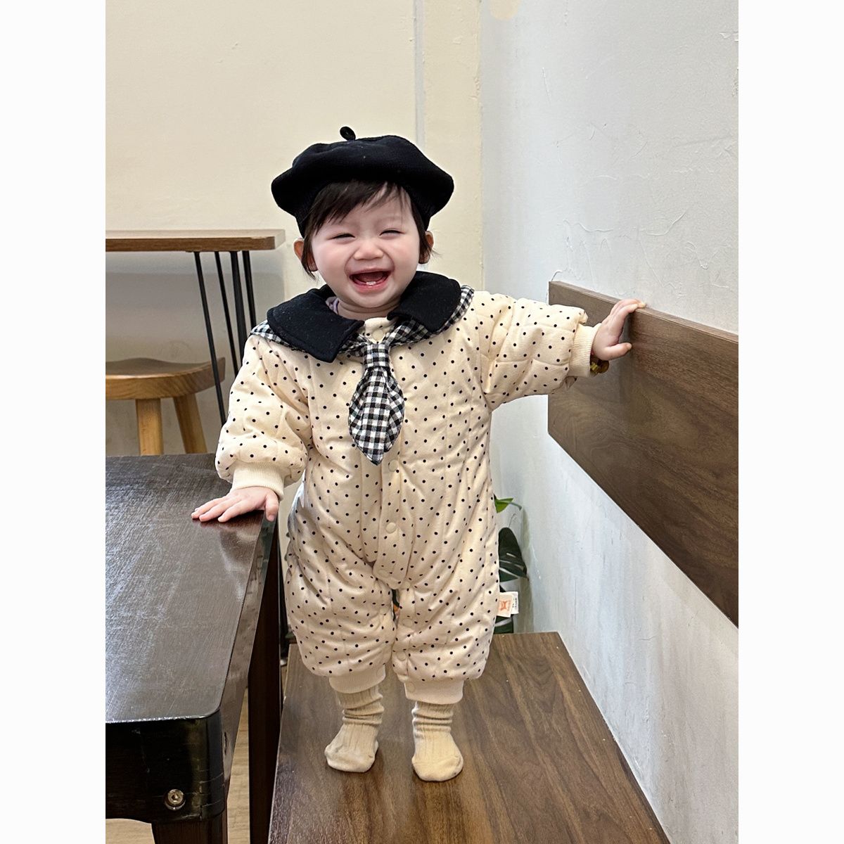 秋冬上新婴儿小圆点学院风夹棉加厚连体棉衣女宝宝加绒保暖爬服