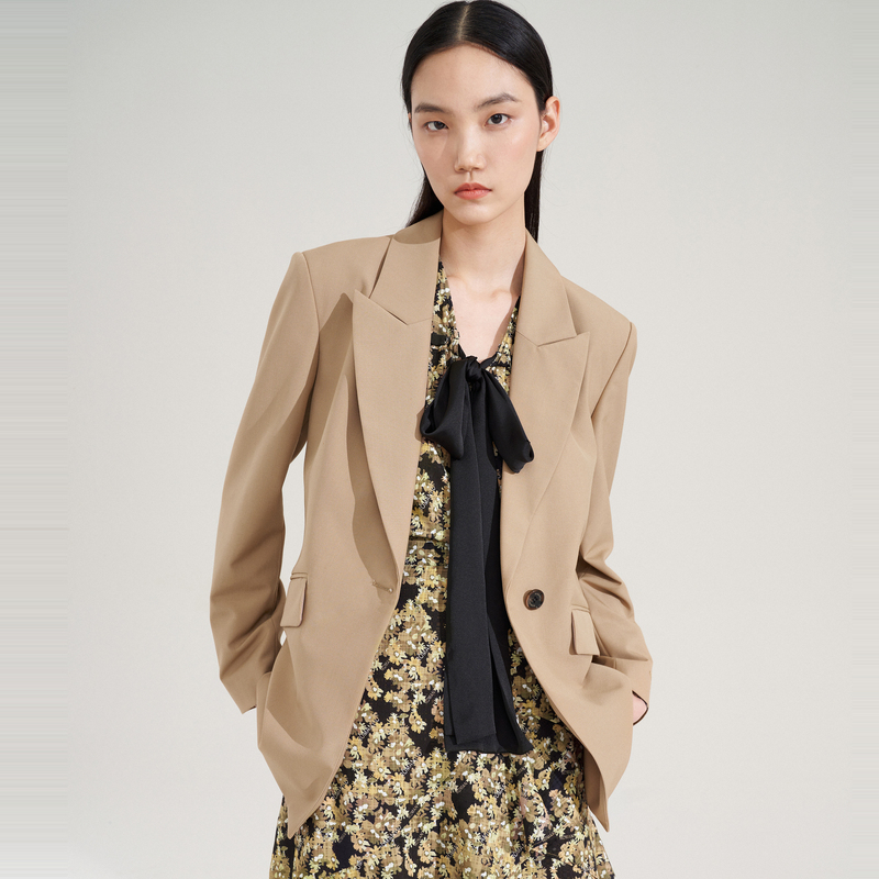 XG雪歌通勤简约长袖翻领西装秋季新款卡其色休闲羊毛外套女装