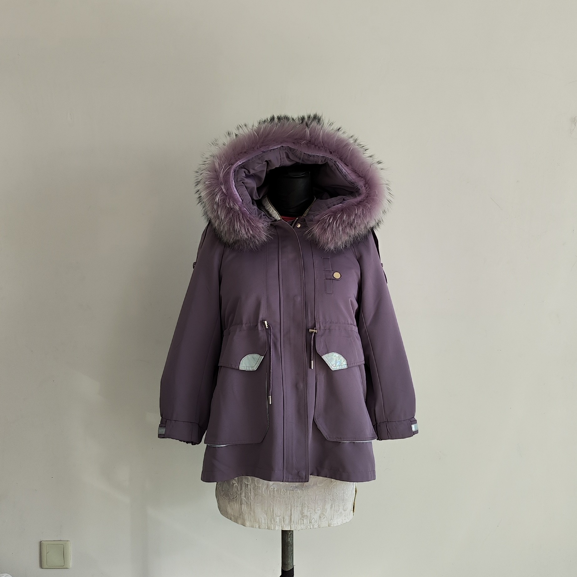 派克服外皮，样子新颖，板形宽松，布料厚，还柔软(以直播间为准)