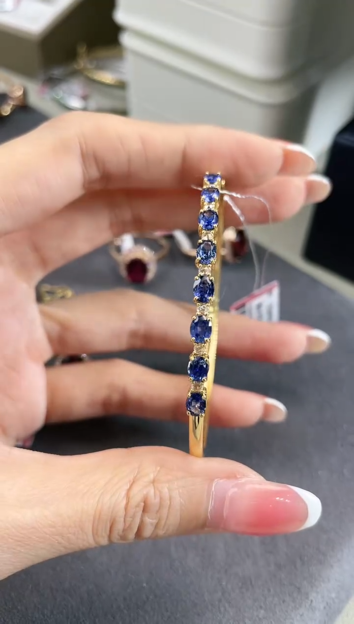 18K金镶嵌天然蓝宝石手镯