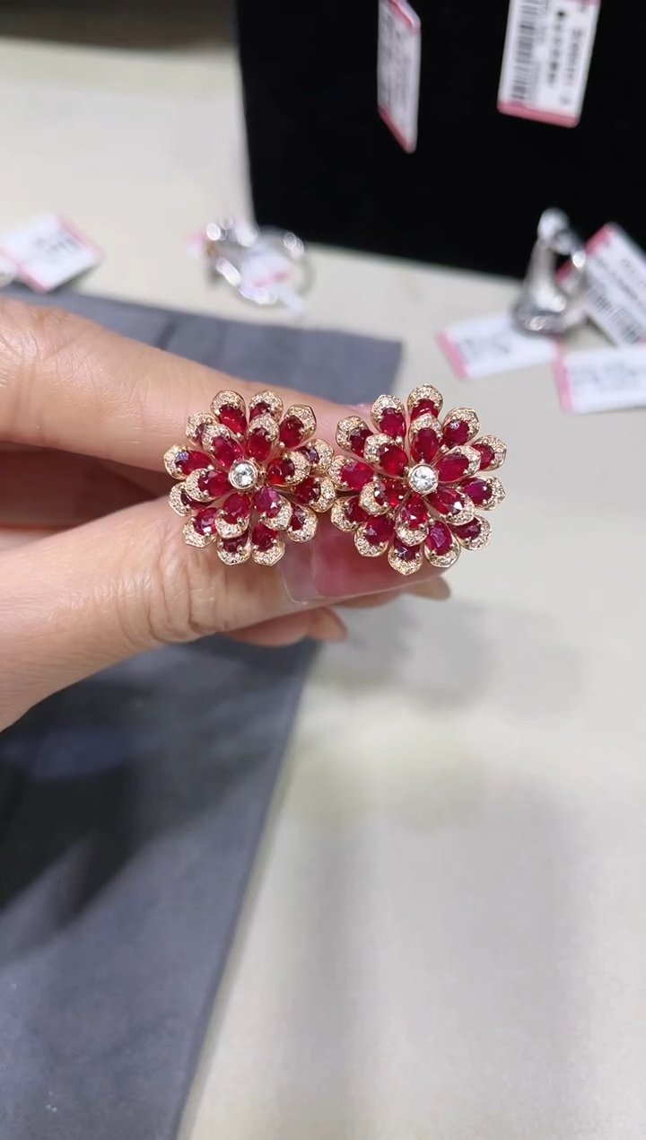 18K金镶嵌天然红宝石耳饰