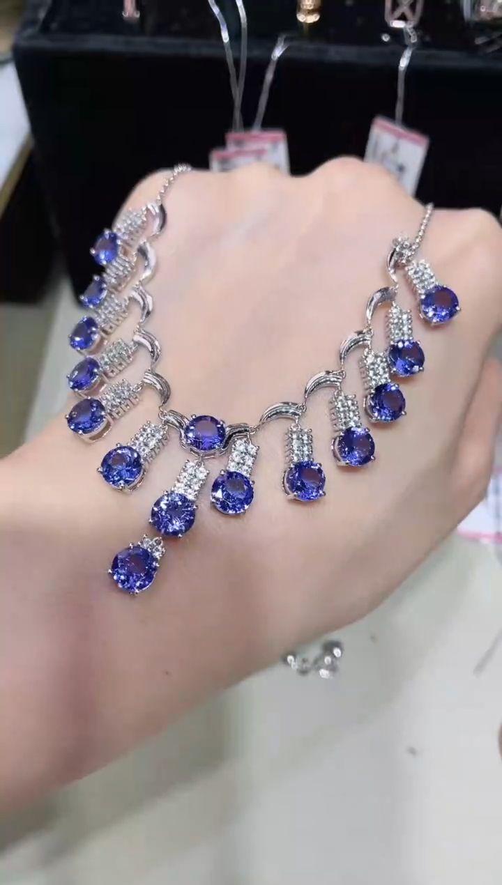 18K金镶嵌天然坦桑石项链