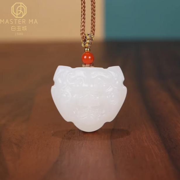 马瑞白玉城新疆和田玉白玉河里料吊坠仿古兽面牌挂件