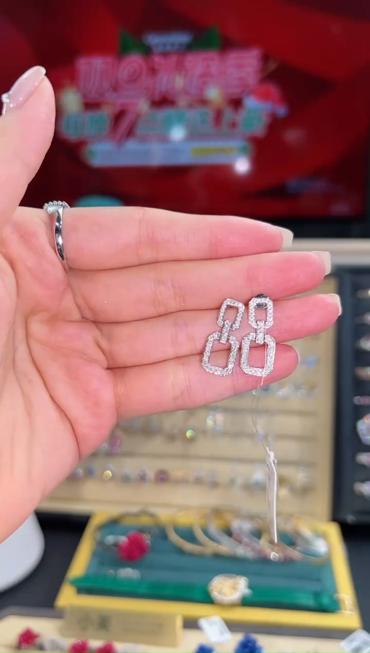 【闪购商品】钻石耳饰18K金镶嵌BE3838--1143