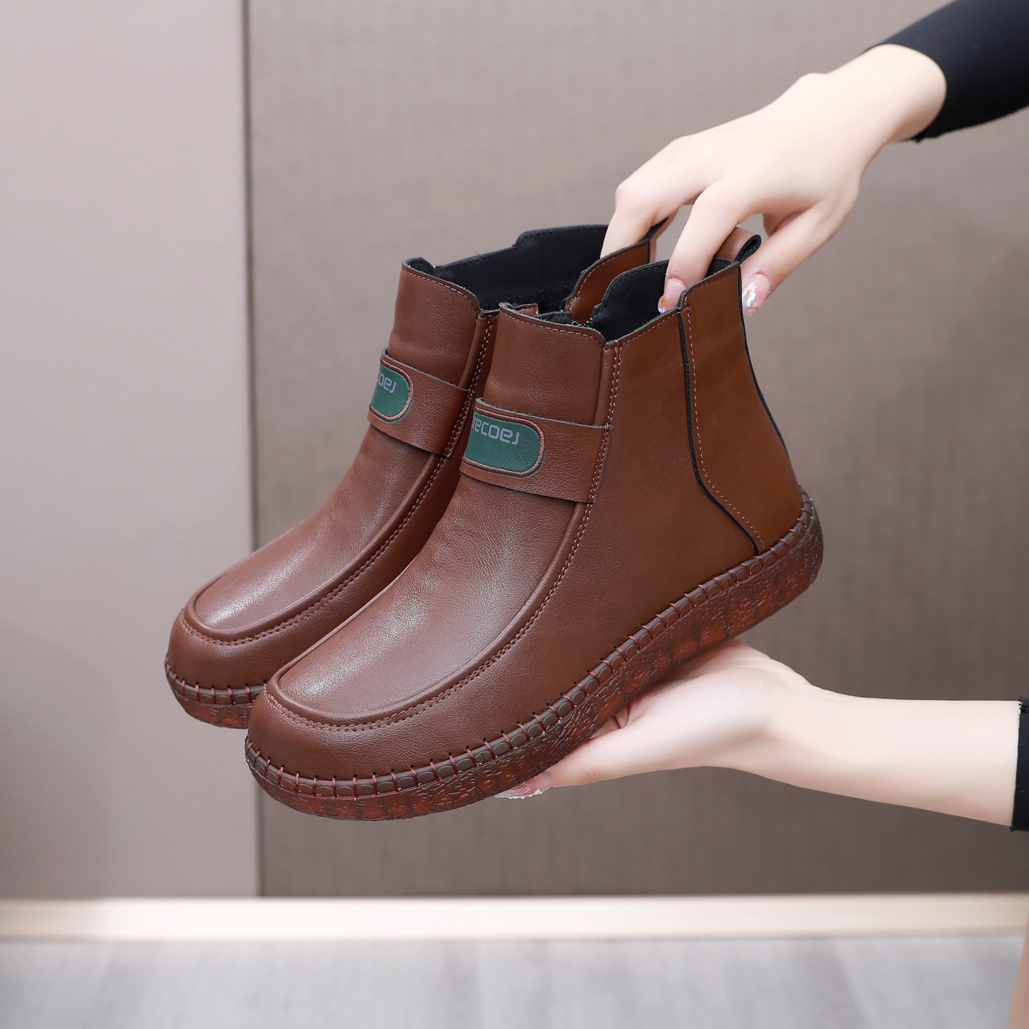 秋冬季新款女短靴百搭时尚厚底女靴子保暖防滑平底女靴