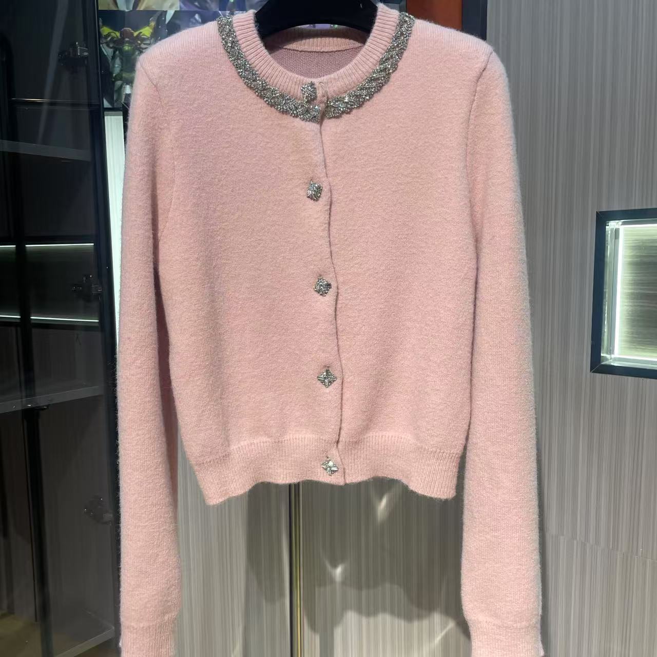 <猪猪出品>红人上新气质粉色镶砖圆领开衫