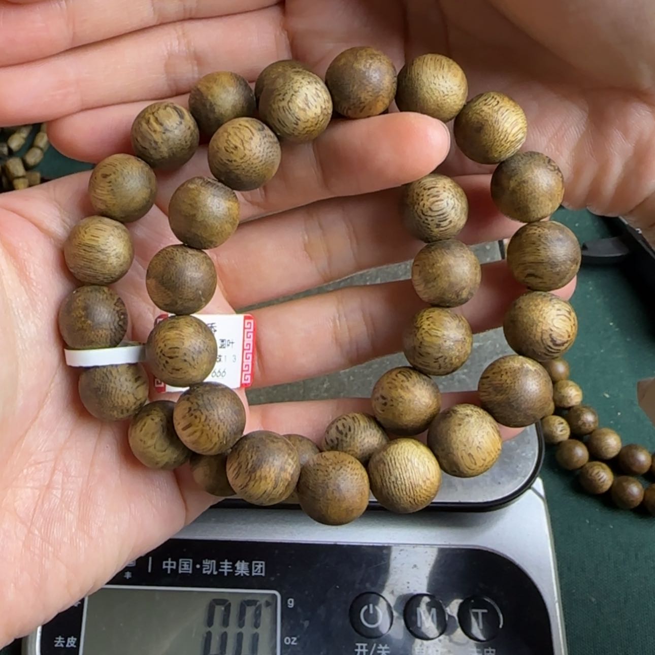 【闪购商品】沉香木手串单圈圆珠卡1.3重13克多样性发一条