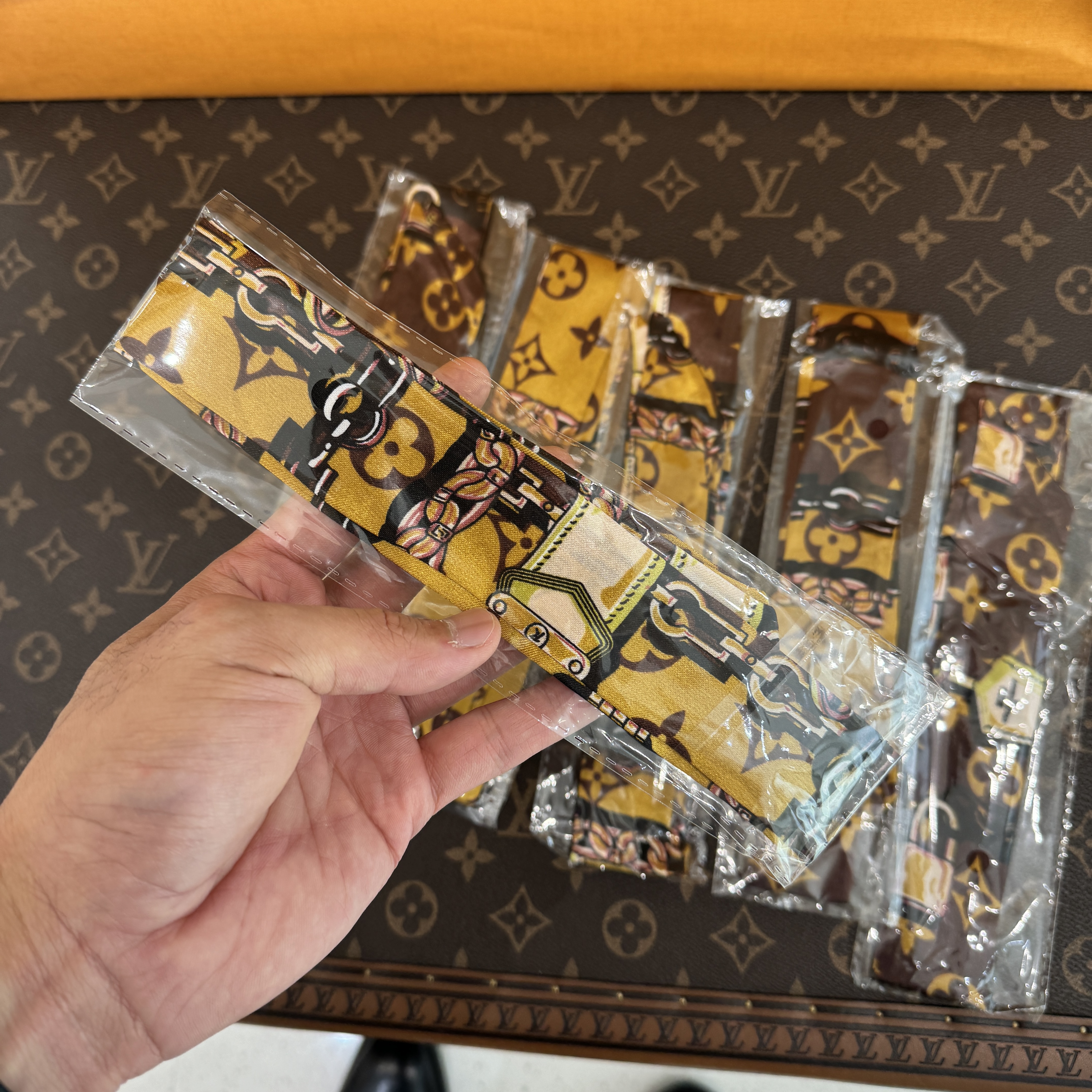 LV包手柄丝巾（非正品）