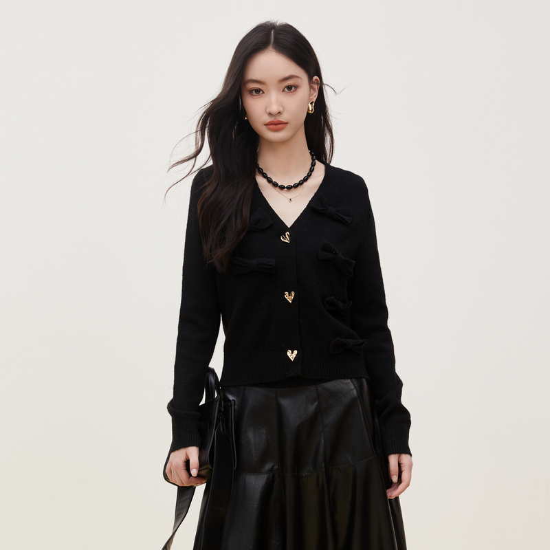 XG/雪歌长袖打底秋冬显瘦法式设计感黑色毛针织衫XI411027A390