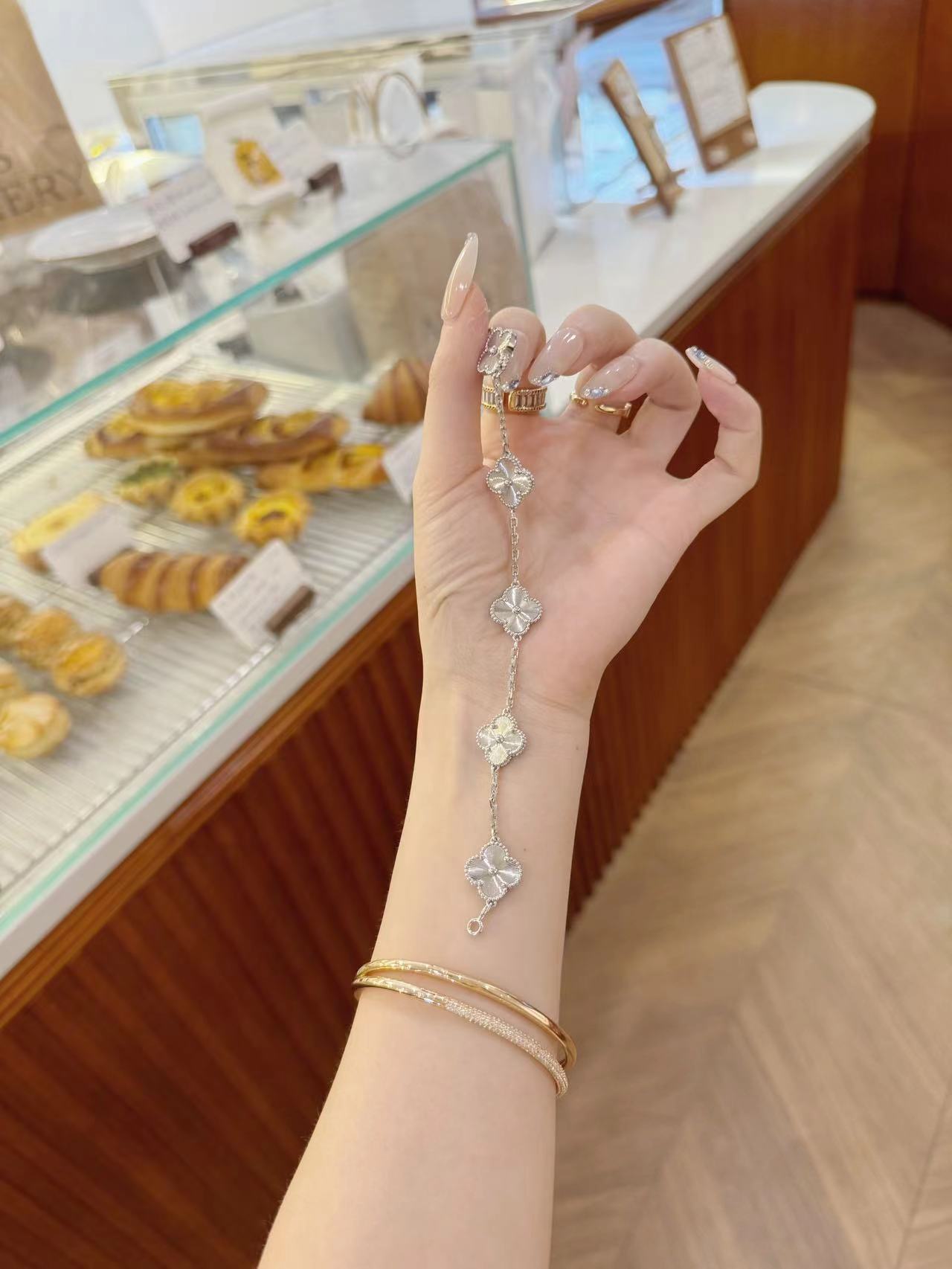 铜合金手链 TREASURE TROVE五花白金镭射款四叶草手链轻奢时尚