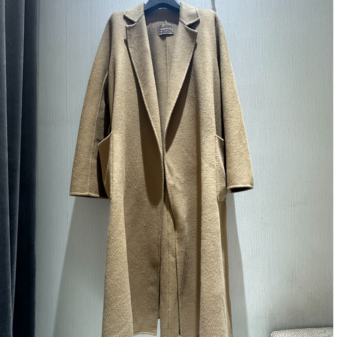 翻领气质驼色长款大衣