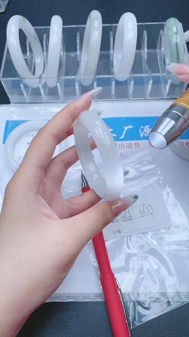 【闪购商品】石英质玉手镯未镶嵌84