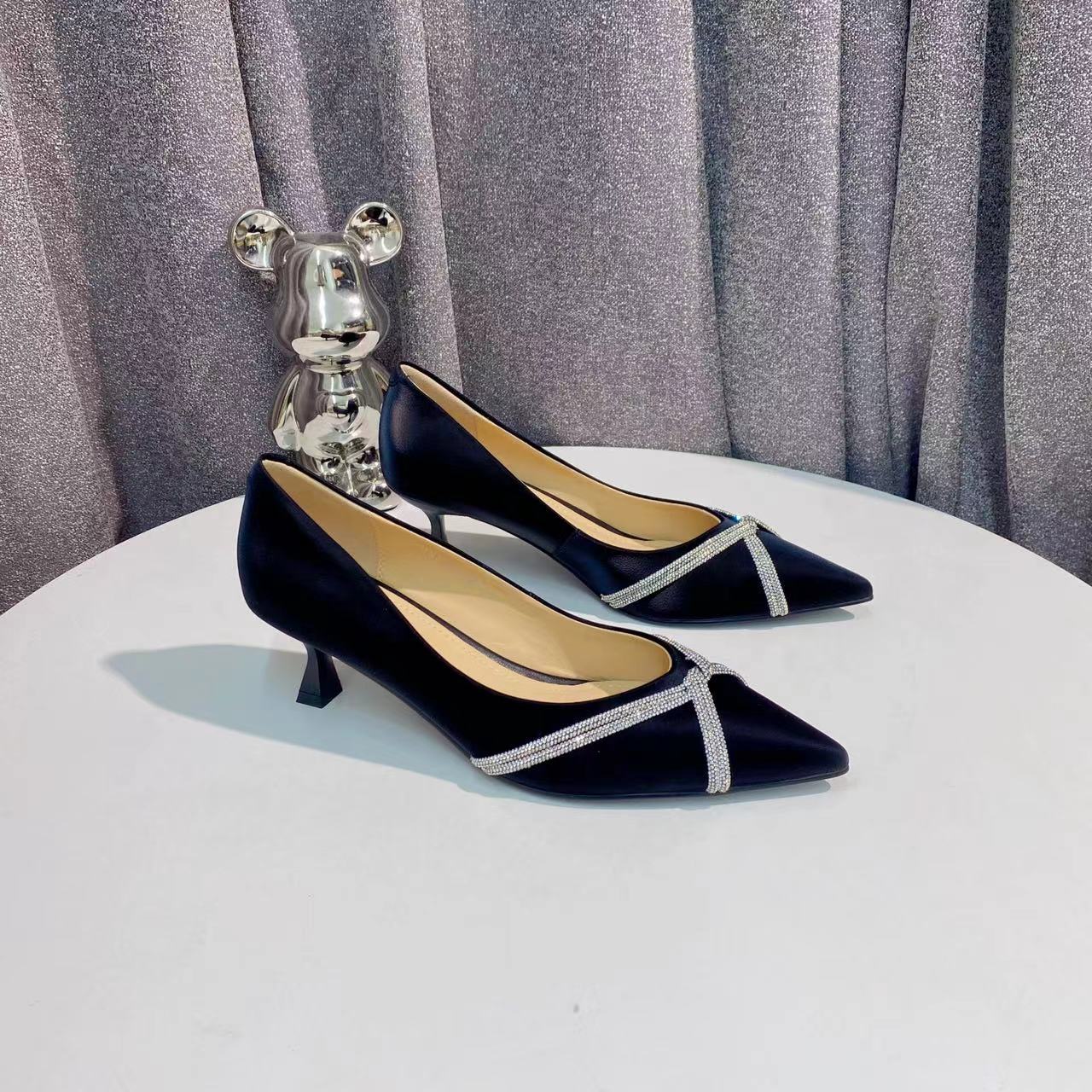 CL8939 黑色  高端那时尚气质尖头舒适低跟鞋浅口单鞋 