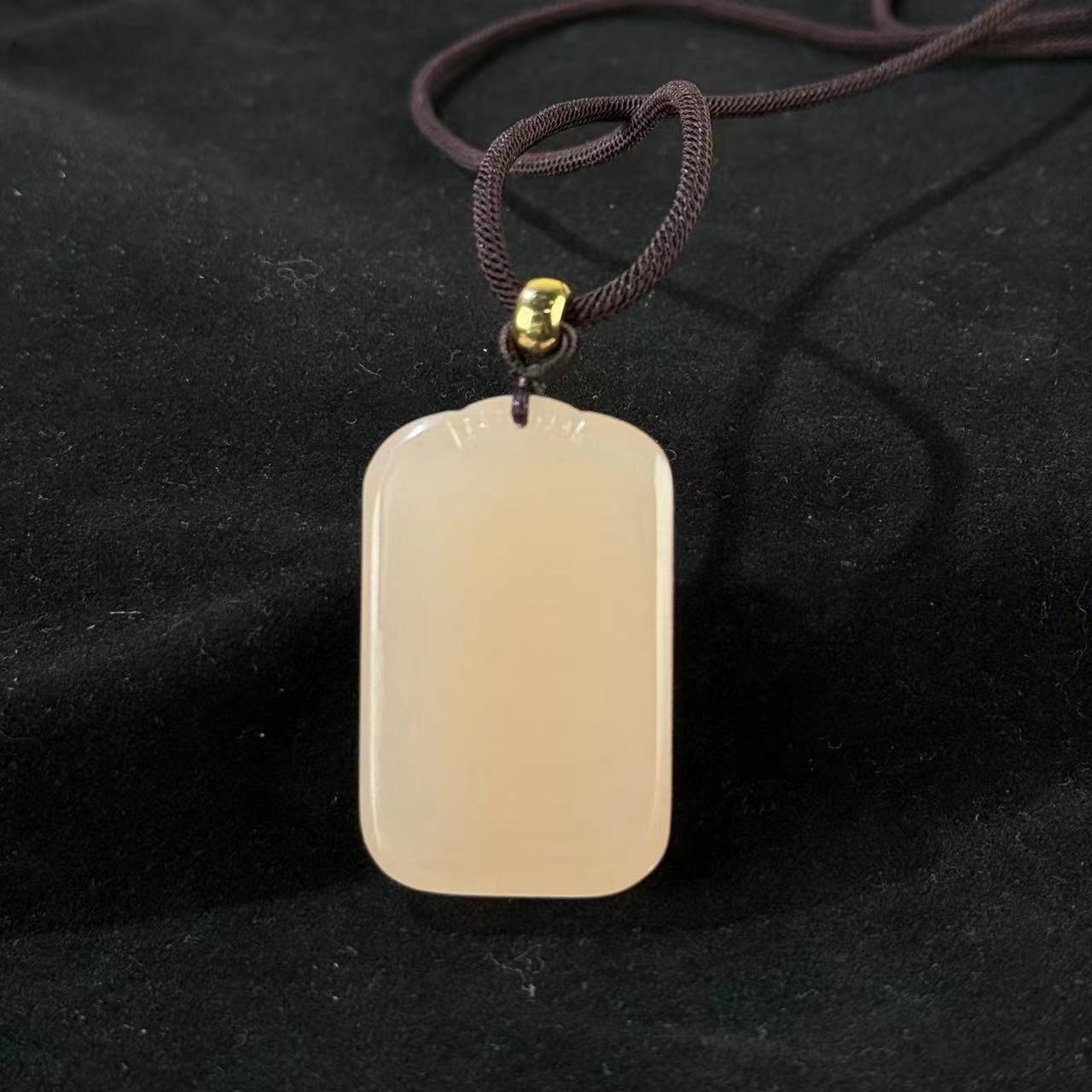 青海藕粉高级精致无事牌吊坠  约50x30x10mm