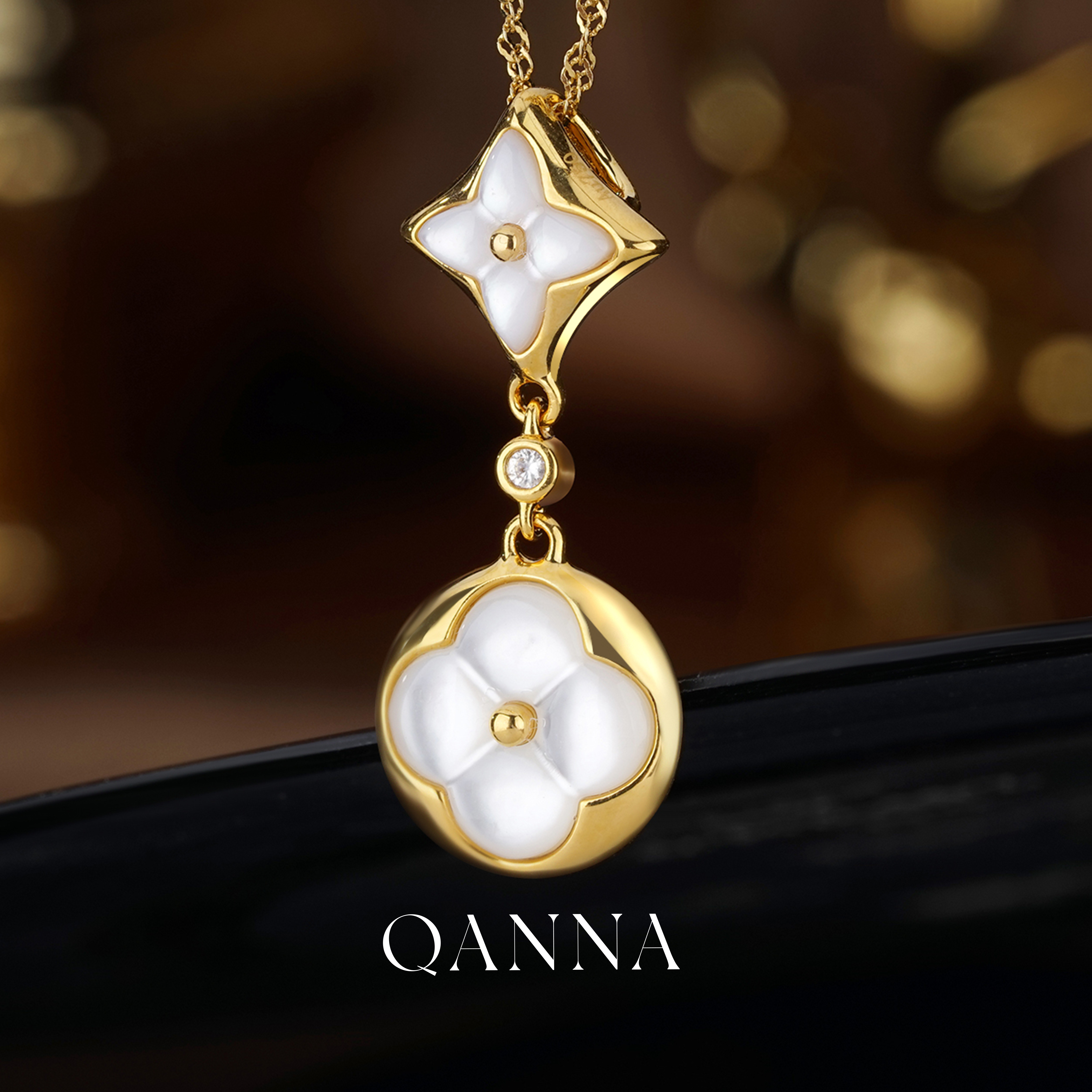 QANNA【福利】18K金白贝母老花双花钻石吊坠（不含链） 五金女孩