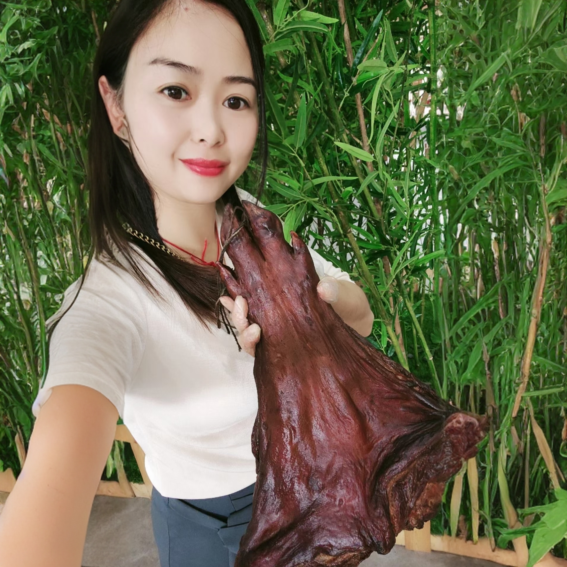 广西河池烟熏腊猪脚