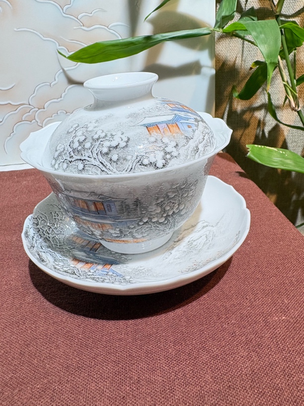 手绘粉彩雪景三才盖碗