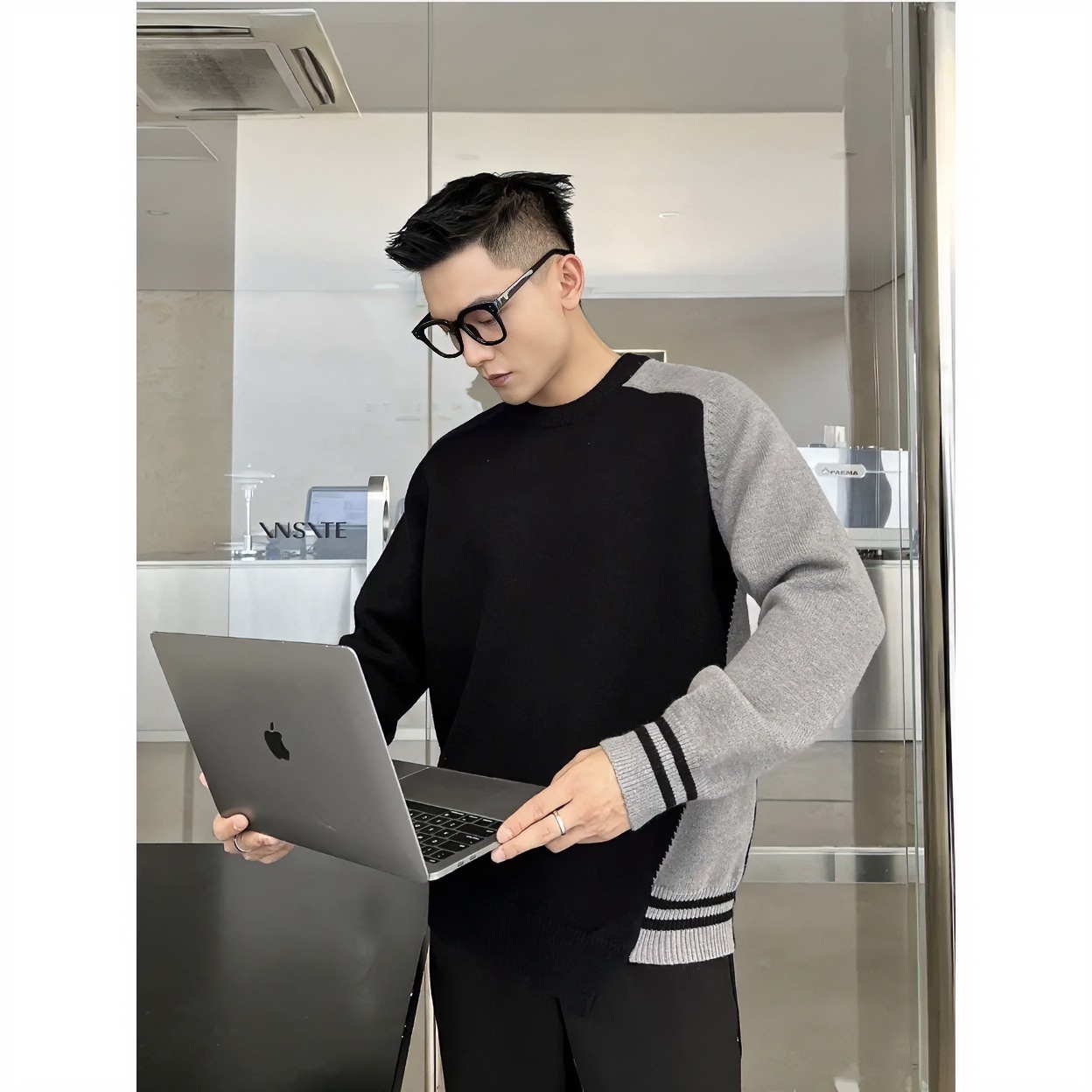 秋冬新款高级撞色设计时尚圆领套头针织衫男士拼接不规则打底毛衣