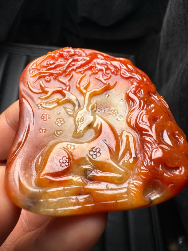 腾冲老料翡翠红色俏色巧雕一鹿有你挂坠