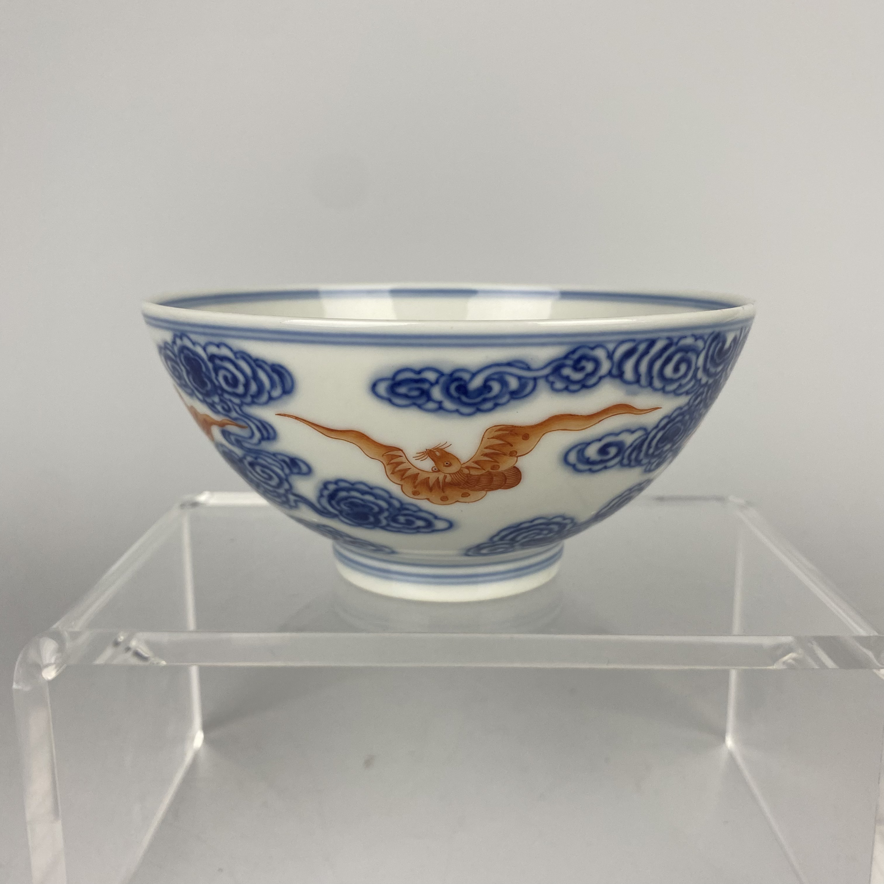 青花钒红云蝠纹瓷器