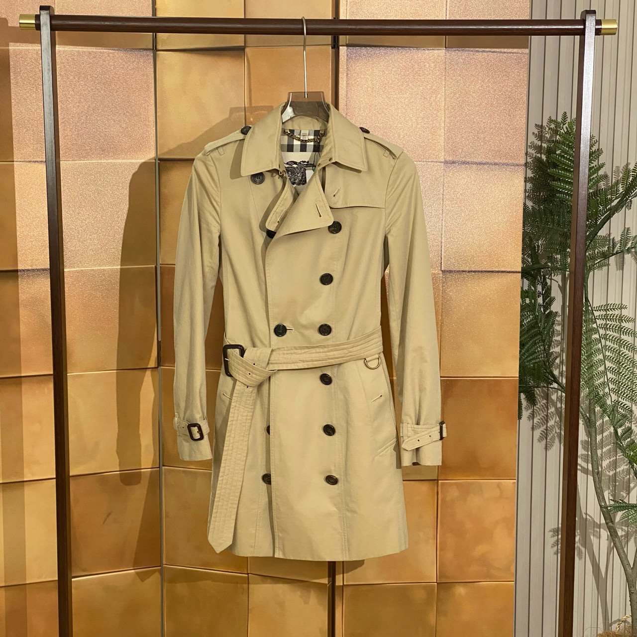 Burberry卡其色内里格纹双排扣系带风衣/36码/99新/女42044